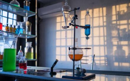 車載乙二醇防凍液儲存箱液位監控傳感器的應用