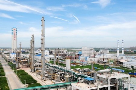 工業(yè)機(jī)器人搭載智能型氯化氫傳感器巡航監(jiān)測車間環(huán)境的氯化氫氣體