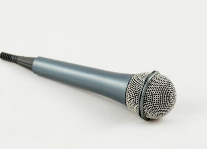 應(yīng)用在唱放一體音響麥克風中的投影K歌模組